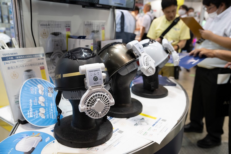 科技創(chuàng)新世界潮風(fēng)扇夾克、頸部冷卻器、高溫提示手表……東京博覽會(huì)上的抗暑“新玩意兒”(圖2)