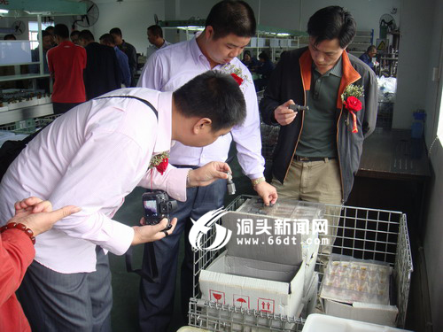 九游體育廣州工程機(jī)械配件協(xié)會(huì)來我縣恒威公司考察(圖4)