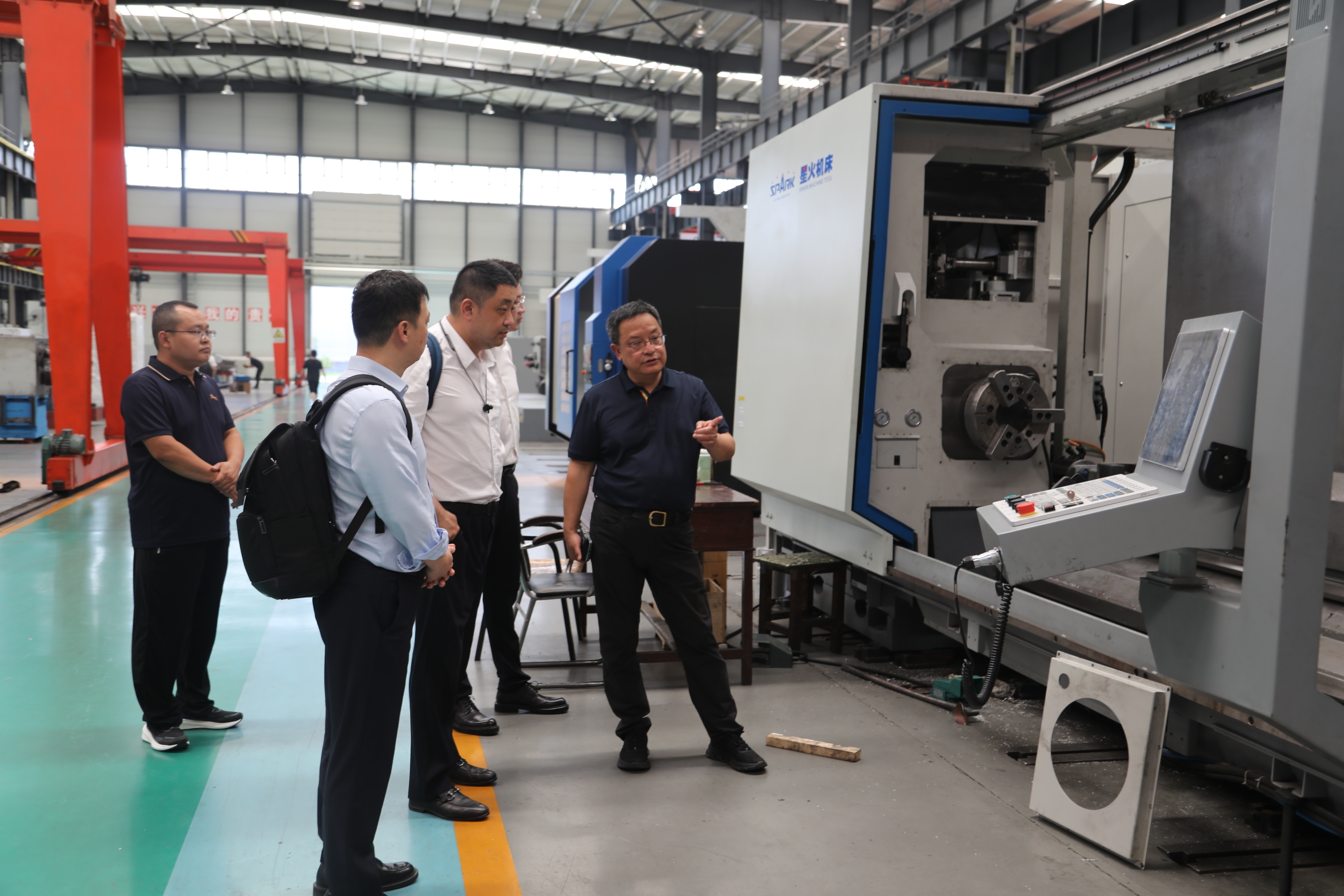 九游體育五礦證劵投資銀行喬瑞一行到星火機(jī)床公司訪問(wèn)參觀(圖3)